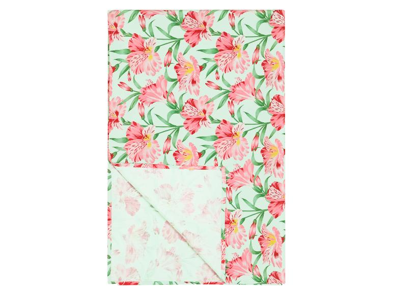 Torchons de cuisine à motif floral rose et feuilles vertes sur fond vert clair.