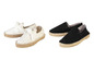Twee paar espadrilles, een paar gestreept en een paar zwart.