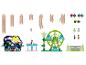 Een verzameling houten treinrails, voertuigen, figuren en pretparkaccessoires.