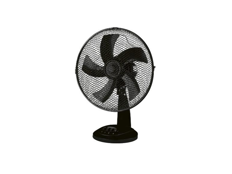 Zwarte tafelventilator met beschermrooster.