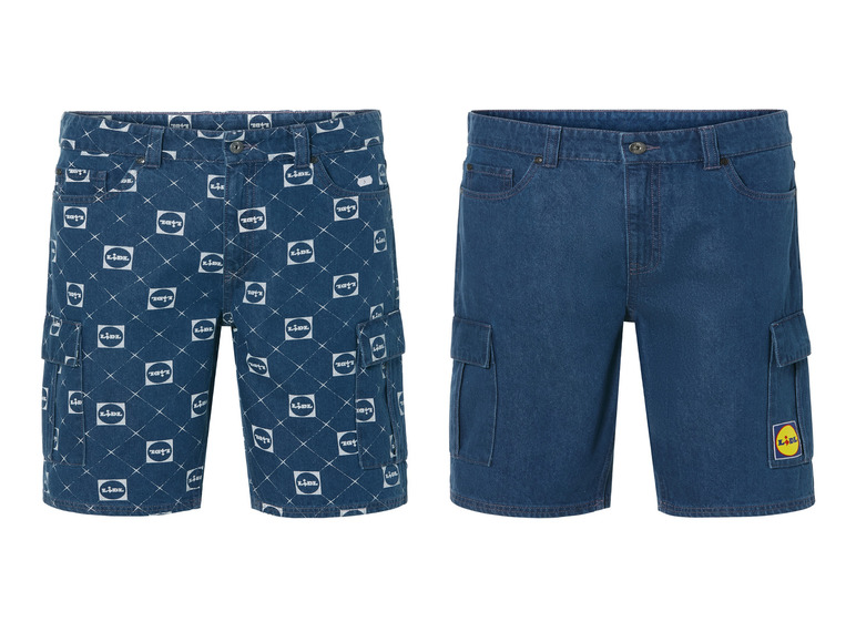 Twee paar blauwe denim shorts, een met een herhalend Lidl-logo en een met een Lidl-badge.