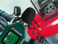 Een Parkside geluidsmeter meet het geluid van een rode compressor.