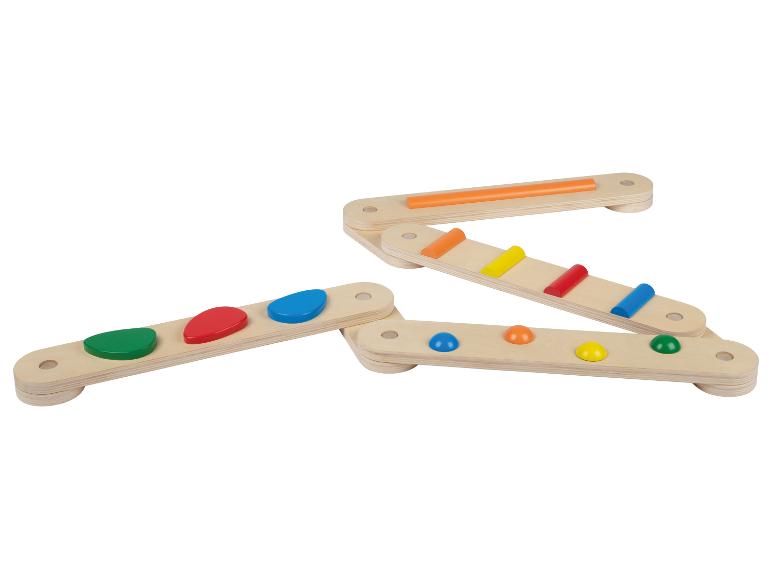 Houten speelgoed met kleurrijke elementen, waaronder blokken, rollen en ballen.