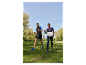 Twee mensen lopen in een park met nordic walking stokken.