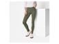 Vrouw in kaki legging en witte sneakers, naast een witte kubus.