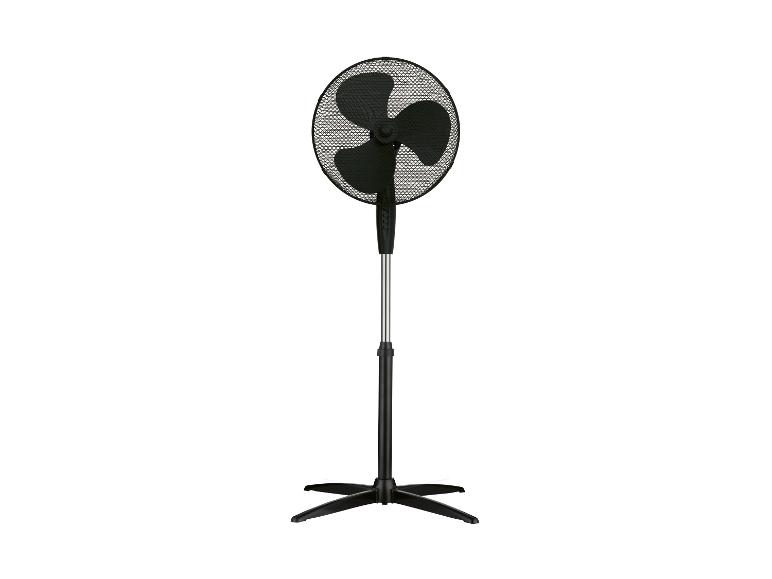 Zwarte staande ventilator met drie bladen en een rond rooster.