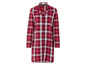 Een rood-wit geruit nachthemd met lange mouwen.