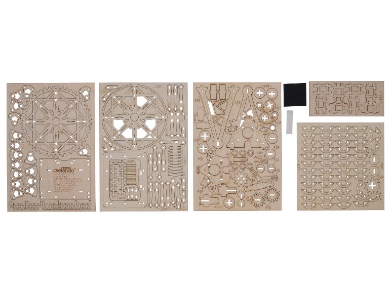 Planches de bois découpées au laser pour un kit de construction Crelado, avec pièces numérotées et instructions.