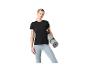 Vrouw in zwart T-shirt en lichtblauwe legging met yogamat.