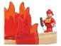 Jouets de pompier et flammes en plastique sur une surface en bois.