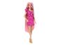 Barbiepop met lang roze haar, fuchsia mini-jurk en gouden sandalen.
