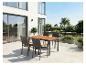 Terrasse moderne avec ensemble de salle à manger et balustrade en verre.
