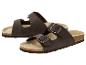 Bruine sandalen met twee bandjes en metalen gespen op een kurkzool.