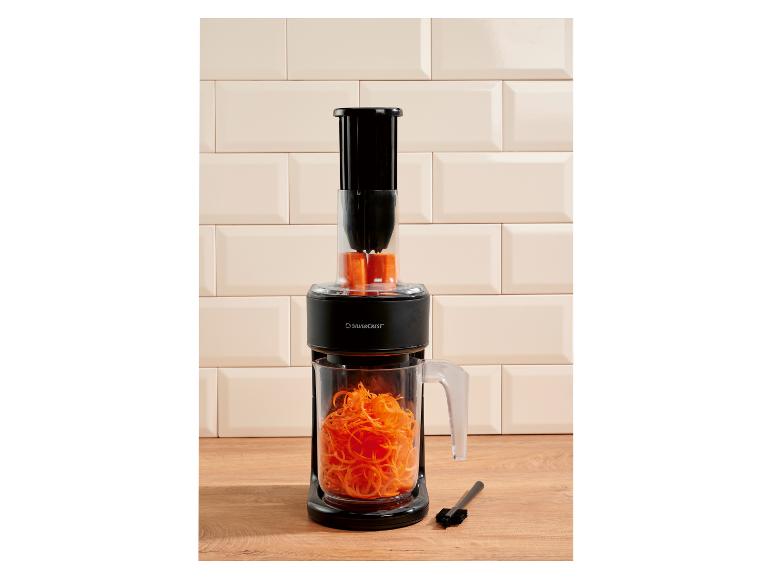Spiraliseur électrique avec des carottes transformées en nouilles dans un pichet.