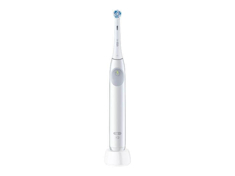 Une brosse à dents électrique Oral-B iO blanche sur son chargeur.