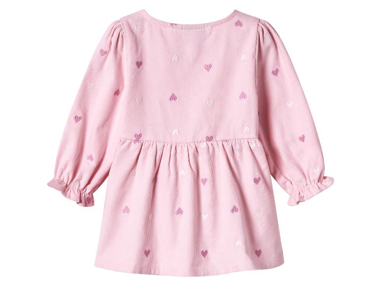 Roze babyjurk met hartjesborduurwerk en lange mouwen.