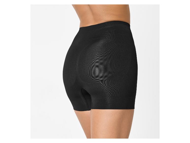 Femme en short sculptant noir taille haute, vue de dos