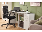 Modern wit bureau met planken en laden, gecombineerd met een zwarte bureaustoel van mesh.
