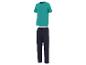 Een turquoise T-shirt en een donkerblauwe joggingbroek.