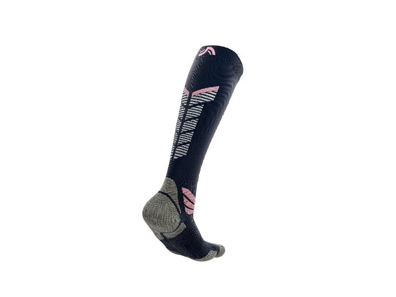 Une chaussette de compression noire avec des accents roses et gris.