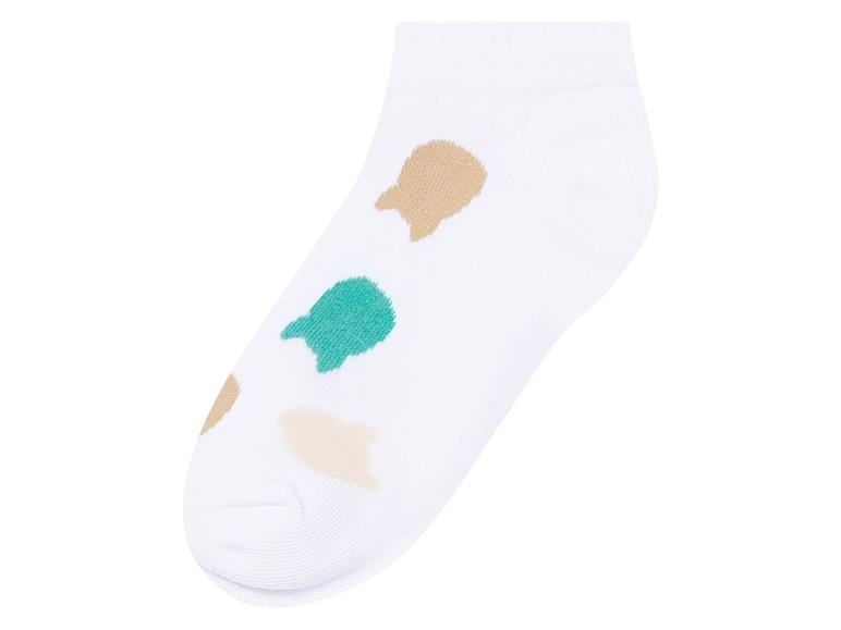 Chaussettes blanches à motifs colorés.