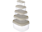 Set van 5 gestapelde, transparante plastic opbergbakjes met beige deksels.