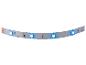 Blauwe LED-strip met zichtbare circuits en weerstanden op een wit oppervlak.