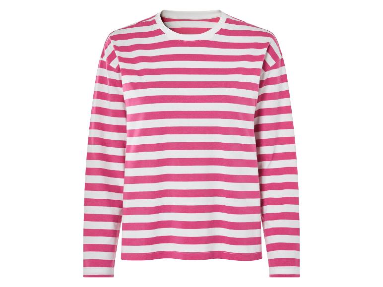 Un t-shirt à rayures roses et blanches à manches longues.