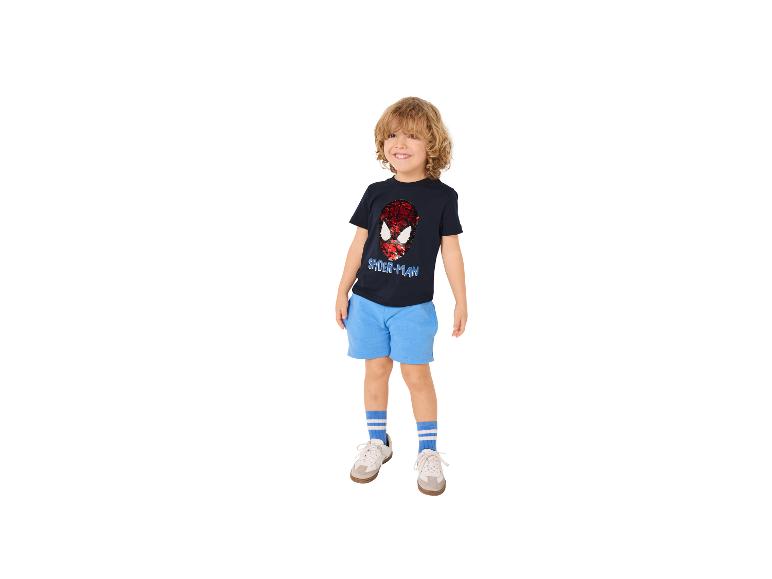 Garçon en t-shirt bleu marine avec motif à sequins et short bleu.