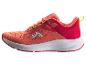 Dames sportschoenen in oranje en rode tinten met groene details.