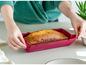 Een cake in een roze Coox Wunderform bakvorm.