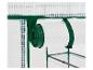 Détail de serre de jardin avec couverture transparente enroulée et attachée.