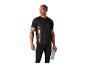 Homme en T-shirt et leggings noirs Crivit tenant une bouteille d'eau.