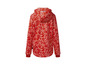 Een roze jas met rode bloemenprint.