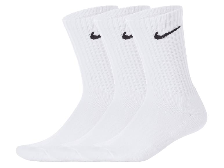 Trois paires de chaussettes de sport blanches avec un logo noir.