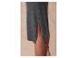 Close-up van een grijze gebreide rok met split.