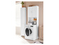 Een witte wasmachine met een wit kastje erboven.