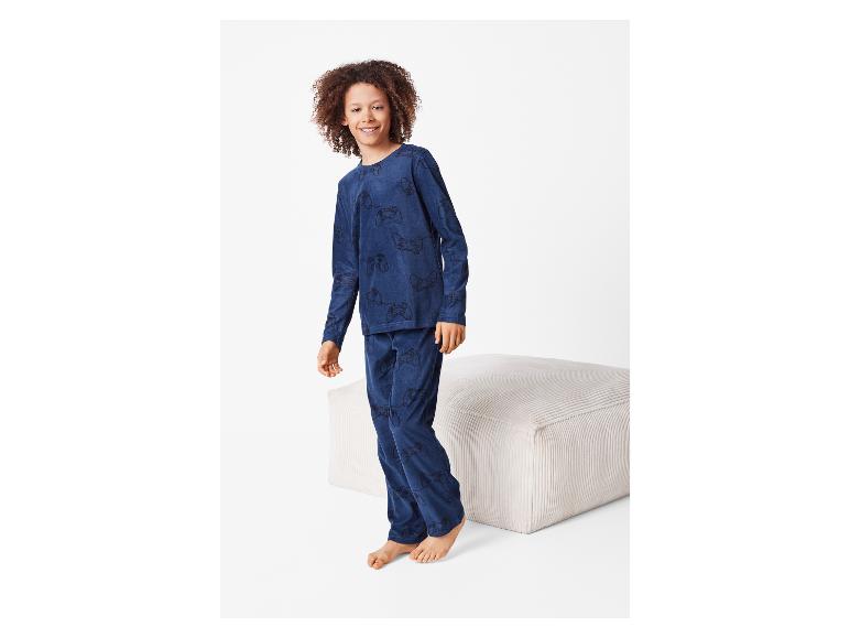 Jongen in blauwe pyjama met gamecontrollerprint