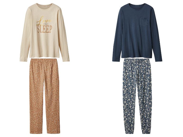 Twee pyjamasets: een beige set met tekst en een blauwe set met bloemenpatroon.