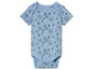 Een blauwe baby romper met zeesterren en schelpen.