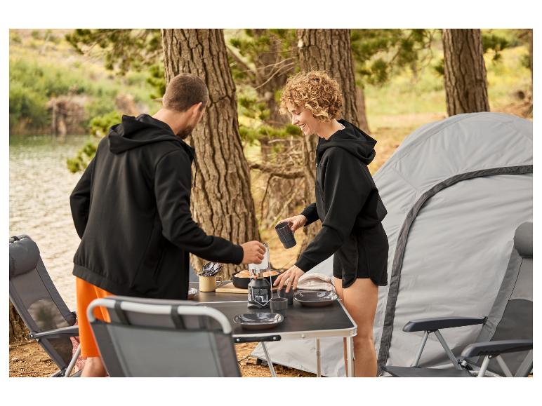 Préparation du café et repas de camping près d'une tente.