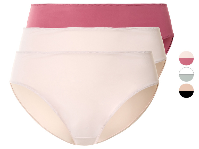 Un lot de trois culottes pour femmes dans différentes couleurs.