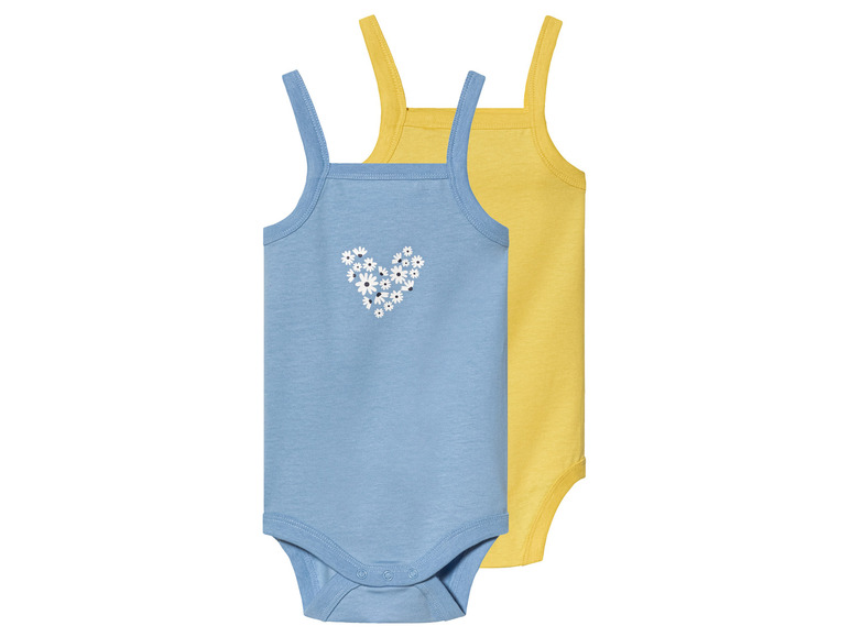 Deux bodys pour bébé, l'un avec des fleurs en forme de cœur.