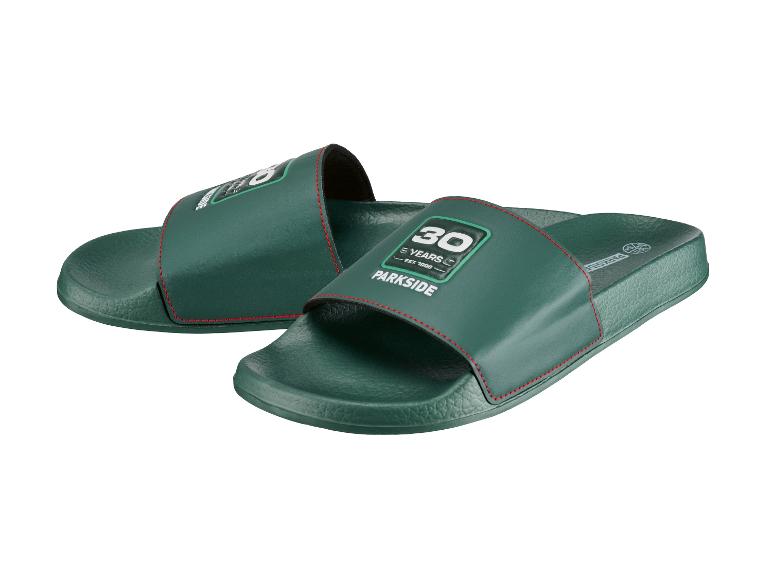 Paar donkergroene slippers met '30 YEARS EST. 1996' en 'PARKSIDE' tekst