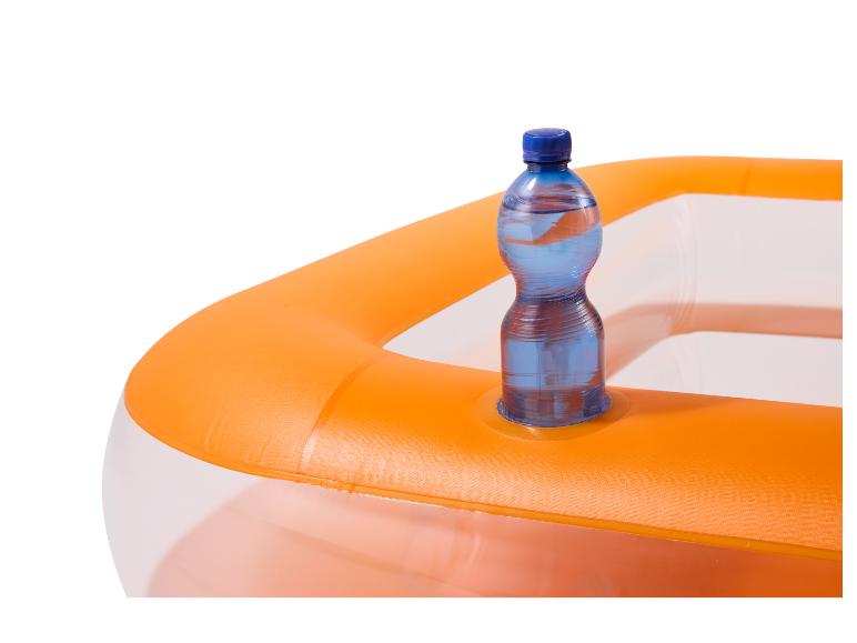 Bouteille d'eau dans une piscine gonflable orange