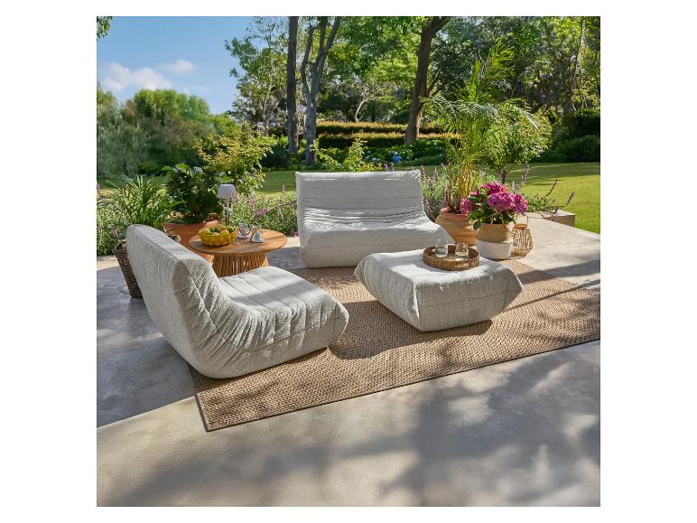 Ensemble de salon d'extérieur avec deux fauteuils, un pouf et une table d'appoint sur une terrasse.