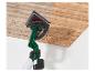 Een arbeider gebruikt een Festool houtschuurmachine op het plafond.