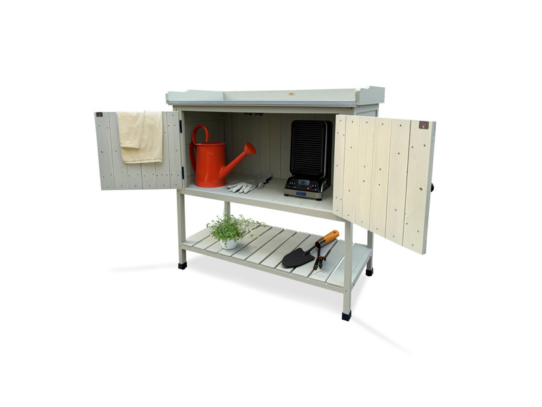 Een houten opbergkast met een gieter, tuingereedschap en een elektrische kachel.