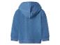 Achterkant van een blauwe kinderhoodie.