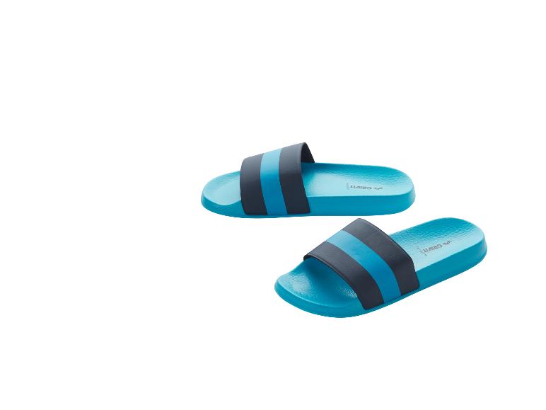 Twee turquoise slippers met donkerblauwe en lichtblauwe strepen.